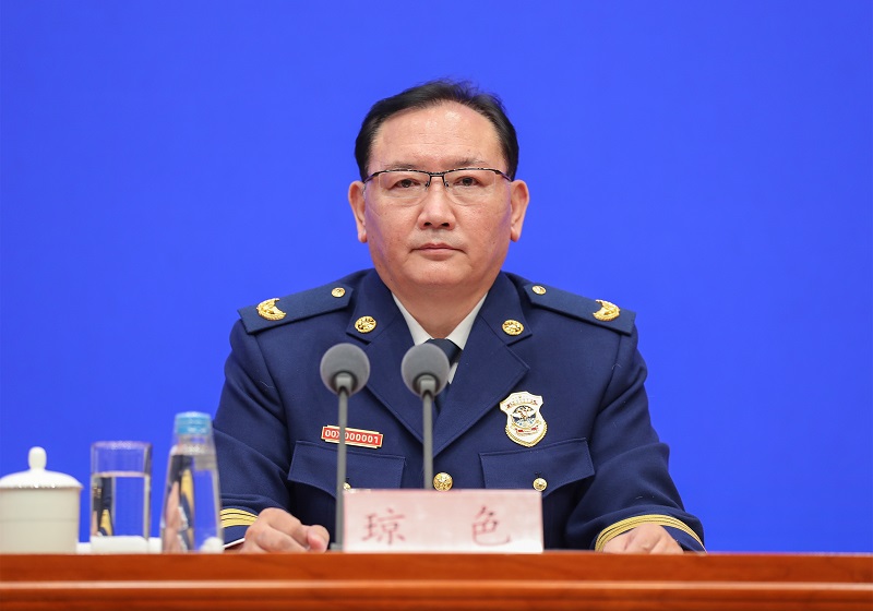 透逼视频。应急部党组成员、消防救援局局长琼色出席新闻发布会